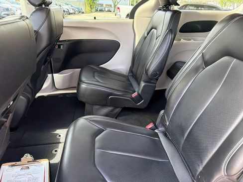 Used 2023 Chrysler Pacifica Touring-L FWD image 30