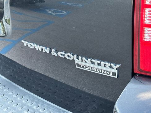 Used 2010 Chrysler Town & Country Touring w/ Entertainment Group #2 FWD image 11