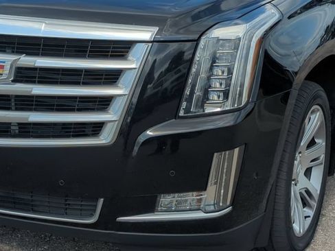 Used 2017 Cadillac Escalade Luxury AWD/4WD image 9