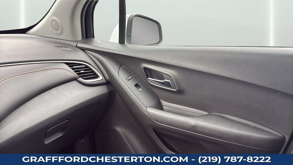 Used 2018 Chevrolet Trax LT w/ LT Convenience Package AWD/4WD image 13