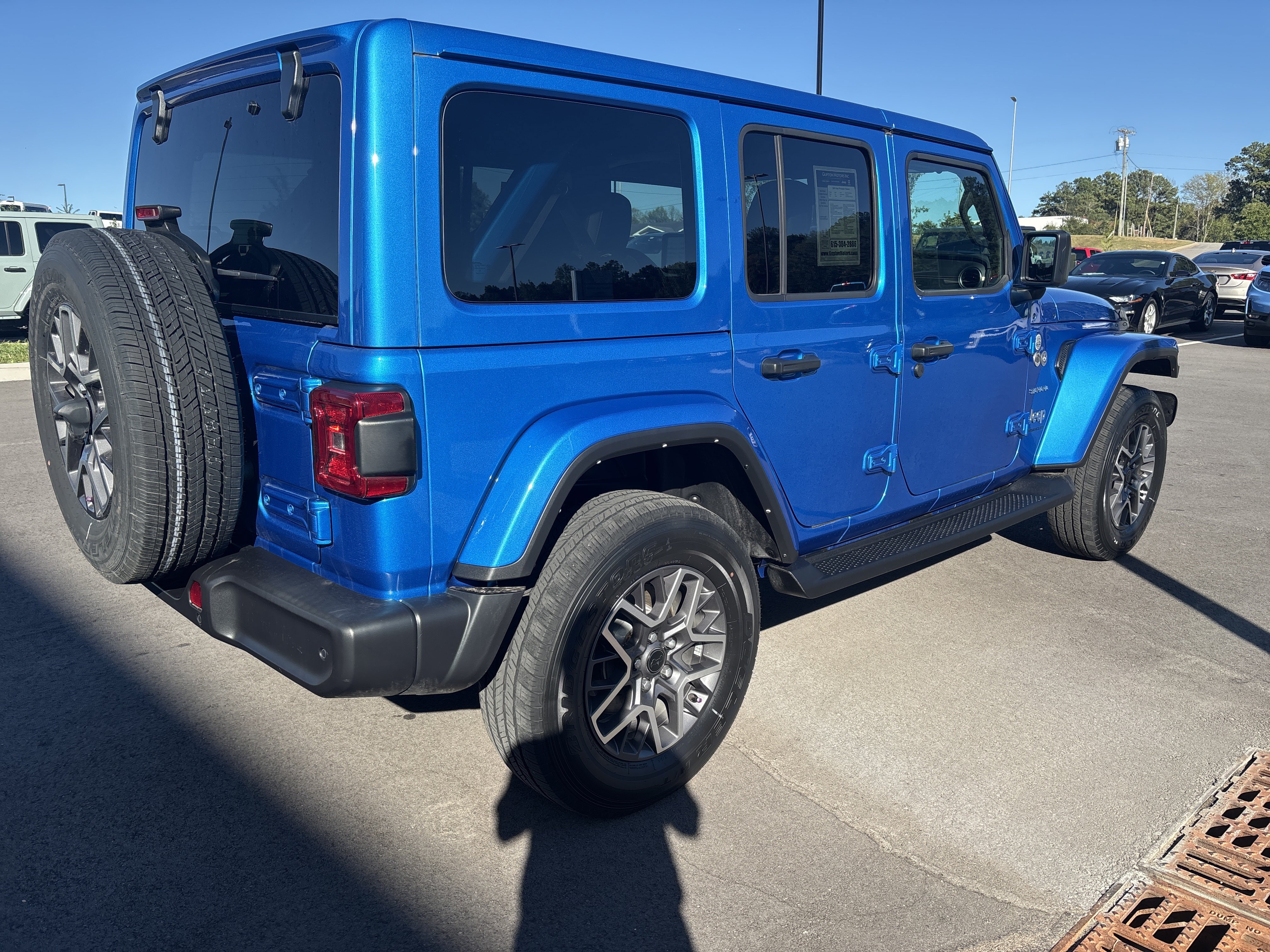 Used 2024 Jeep Wrangler Unlimited Sahara w/ Technology Group AWD/4WD image 4