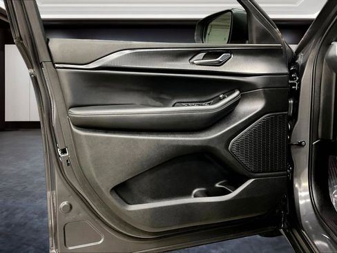 Used 2025 Jeep Grand Cherokee Laredo X w/ Luxury Tech Group I image 20