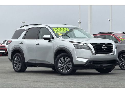 Used 2024 Nissan Pathfinder SV FWD image 2