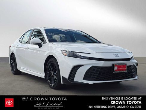 Certified 2025 Toyota Camry SE image 1