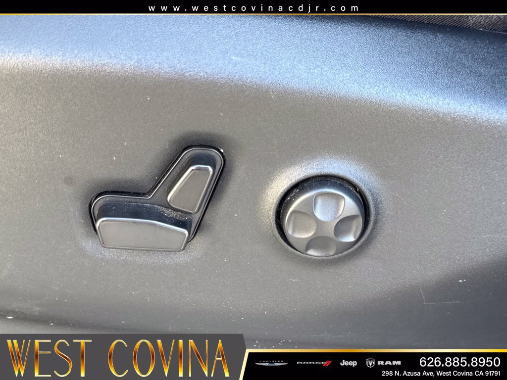 Used 2024 Chrysler Pacifica Touring-L FWD image 22