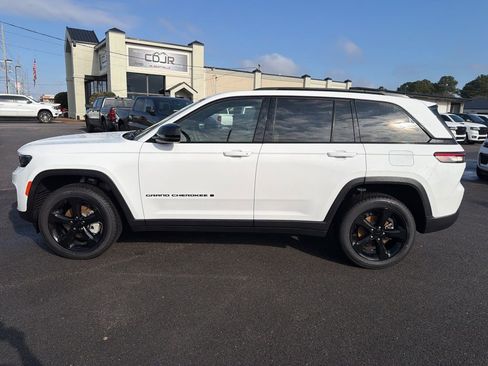 Used 2023 Jeep Grand Cherokee Limited w/ Black Appearance Package image 5
