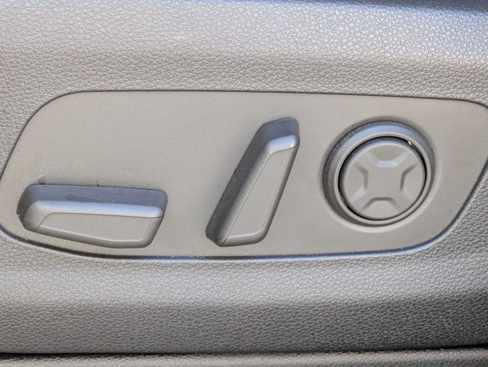 Certified 2026 Kia Carnival EX FWD image 18