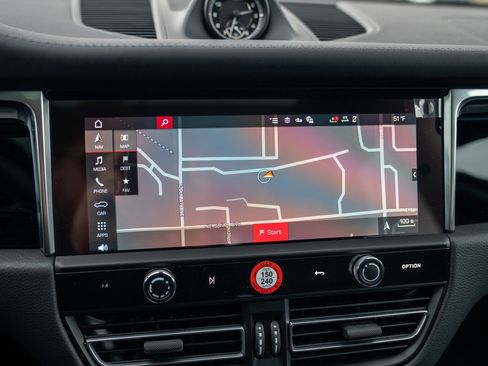 Certified 2025 Porsche Macan image 19