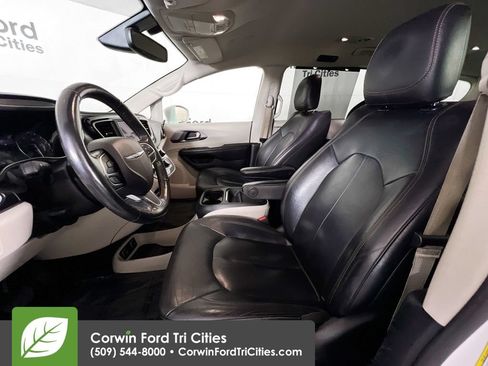 Used 2020 Chrysler Pacifica Touring-L FWD image 25