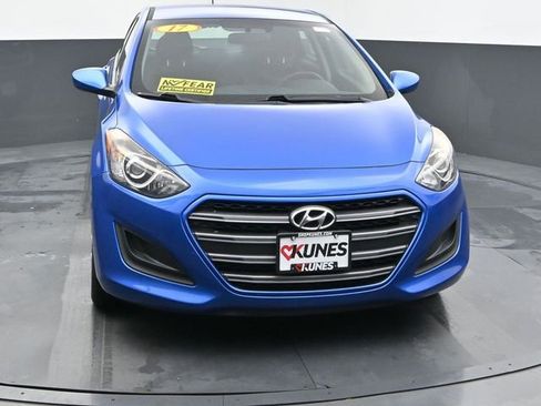Used 2017 Hyundai Elantra GT image 3