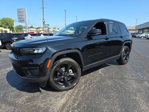 Used 2025 Jeep Grand Cherokee Altitude AWD/4WD image 2