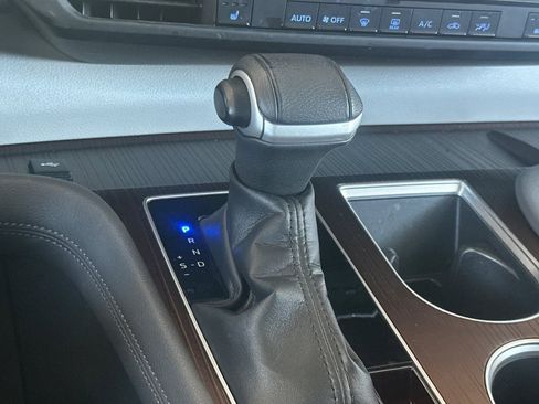 Used 2023 Toyota Sienna XLE FWD image 23