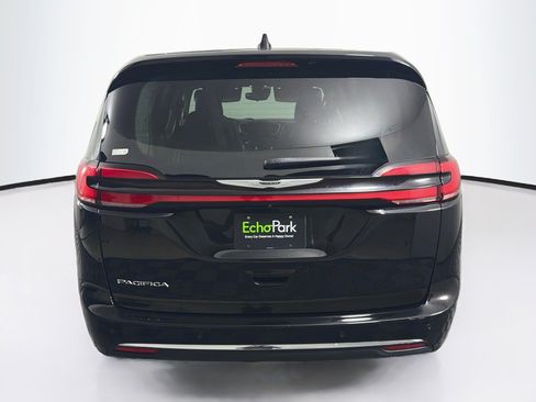 Used 2024 Chrysler Pacifica Touring-L FWD image 7