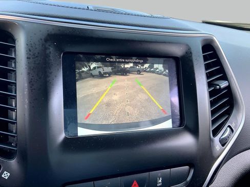 Used 2021 Jeep Cherokee Latitude Plus FWD image 22