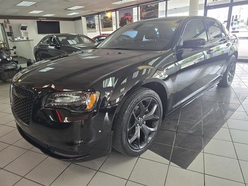 Used 2022 Chrysler 300 Touring L image 1