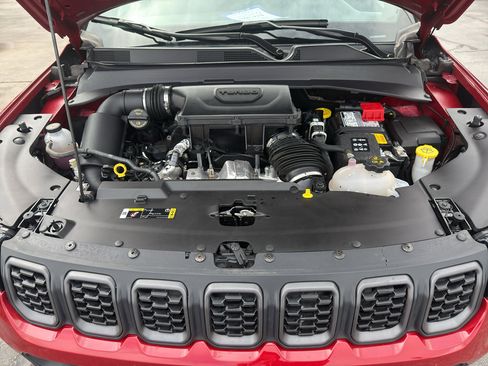 Used 2025 Jeep Compass Trailhawk AWD/4WD image 7