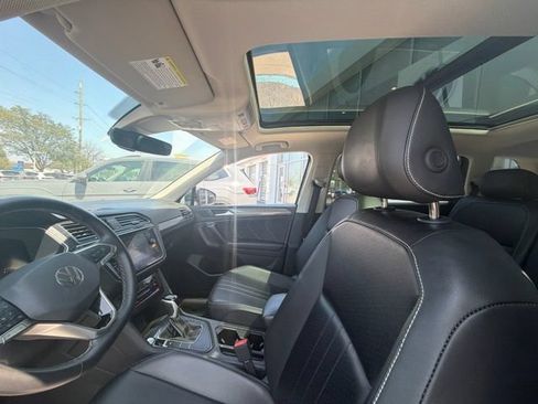 Used 2024 Volkswagen Tiguan SE w/ Panoramic Sunroof Package FWD image 19
