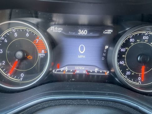 Used 2019 Jeep Cherokee Trailhawk AWD/4WD image 2