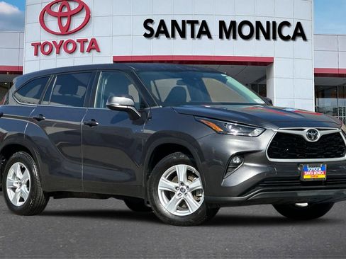 Used 2023 Toyota Highlander LE AWD/4WD image 1