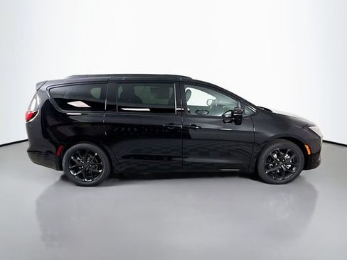 New 2027 Chrysler Pacifica Limited FWD image 8