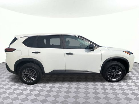 Used 2023 Nissan Rogue S image 2