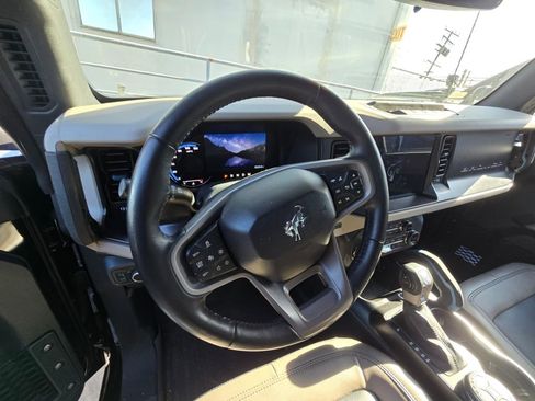Used 2023 Ford Bronco Wildtrak image 11