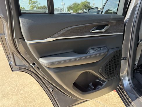 New 2025 Jeep Grand Cherokee Limited w/ Black Appearance Package image 17