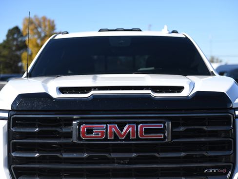 Used 2024 GMC Sierra 2500 AT4 w/ Technology Package image 9