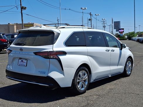 Used 2022 Toyota Sienna Platinum AWD/4WD image 7