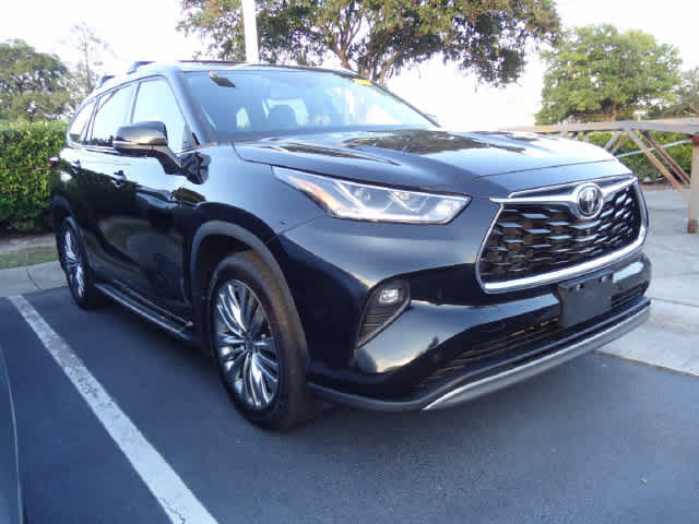 Used 2023 Toyota Highlander Platinum FWD image 3