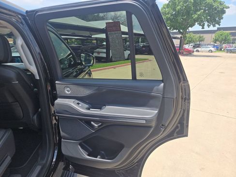Used 2026 Lincoln Navigator Reserve AWD/4WD image 12