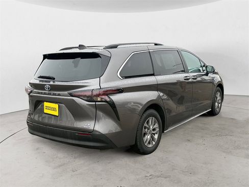 Used 2023 Toyota Sienna LE image 5