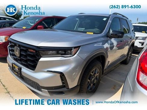 Used 2025 Honda Pilot TrailSport image 1