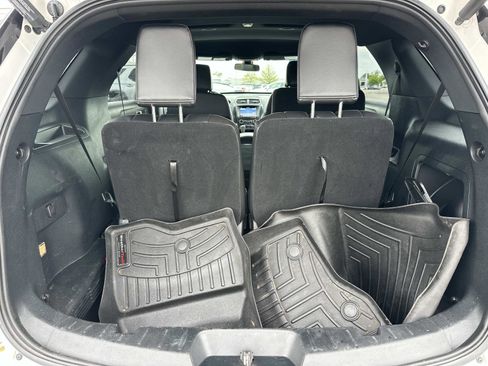 Used 2018 Ford Explorer XLT w/ Equipment Group 202A AWD/4WD image 9
