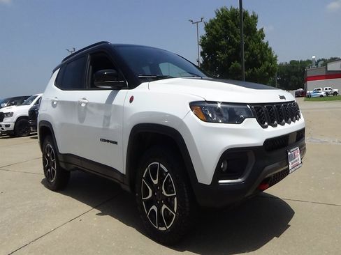 Certified 2025 Jeep Compass Trailhawk AWD/4WD image 4