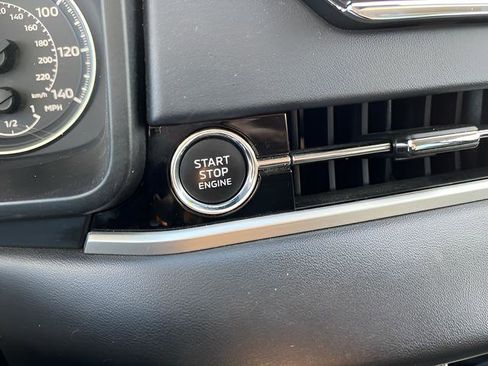 Used 2023 Mitsubishi Outlander SE image 18