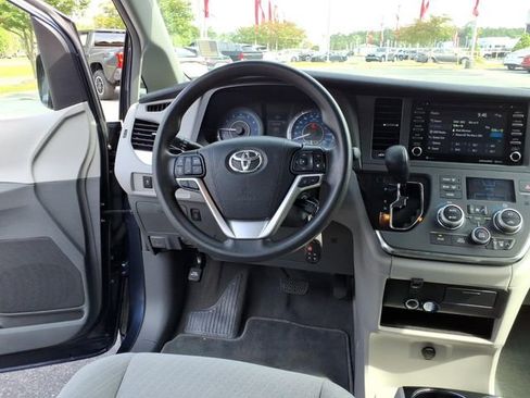Used 2019 Toyota Sienna LE w/ Carpet Mat Package FWD image 11