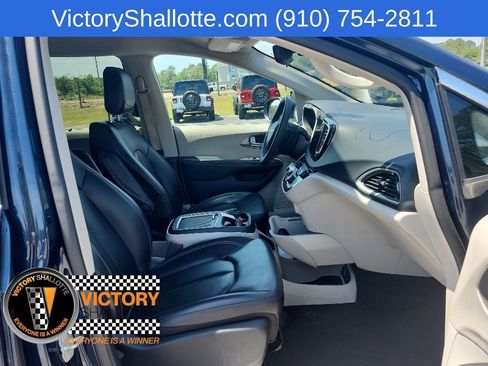 Certified 2023 Chrysler Pacifica Touring-L FWD image 34