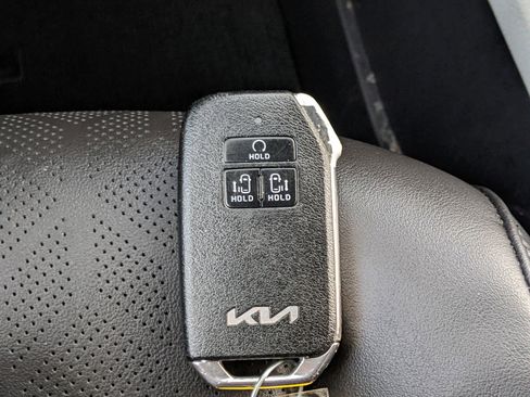 Certified 2024 Kia Carnival LX image 28