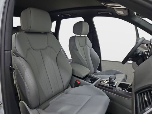 Used 2024 Audi Q5 e Premium Plus w/ Premium Plus Package image 12