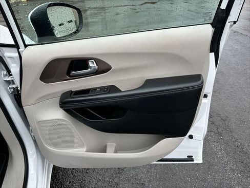 Certified 2022 Chrysler Voyager LX image 27