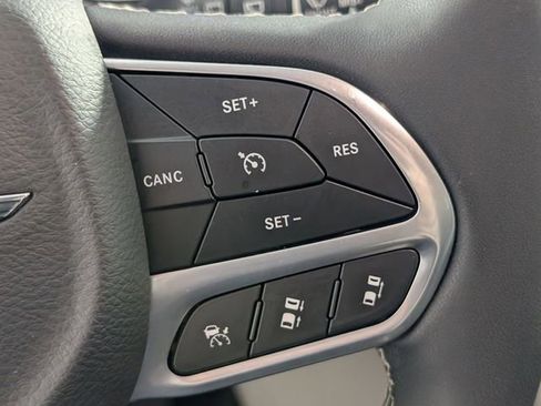 Used 2023 Chrysler Pacifica Touring-L image 17