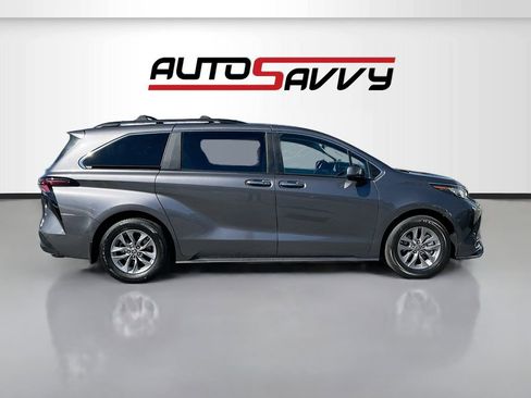 Used 2024 Toyota Sienna XLE w/ XLE Plus Package image 8