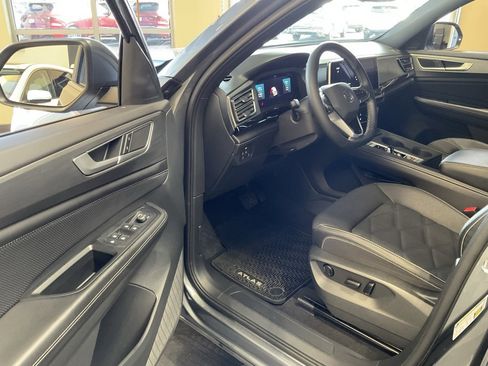 Used 2024 Volkswagen Atlas Cross Sport SE image 9