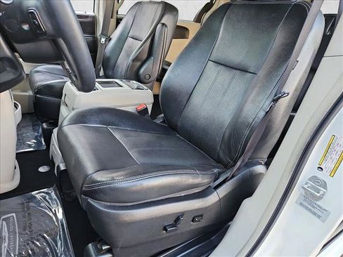 Used 2016 Chrysler Town & Country Touring-L FWD image 15