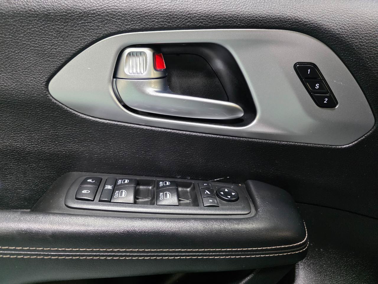 Used 2019 Chrysler Pacifica Limited w/ Advanced Safetytec Group FWD image 18