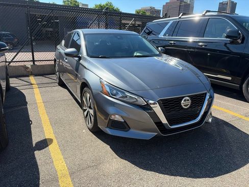 Used 2022 Nissan Altima 2.5 SV w/ SV Premium Package AWD/4WD image 5