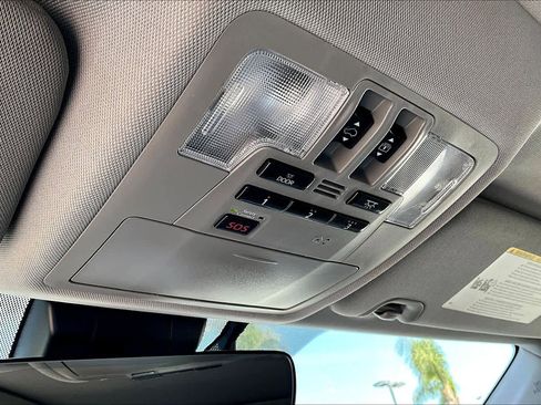 Used 2019 Toyota Highlander Limited Platinum FWD image 34