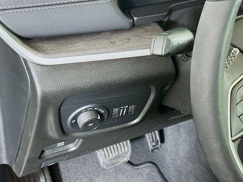 Used 2023 Jeep Grand Cherokee L Limited w/ Black Appearance Package image 17