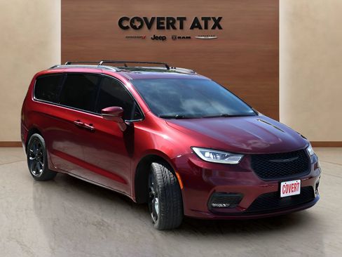 Used 2021 Chrysler Pacifica Limited w/ Uconnect Theater Family Group AWD/4WD image 7